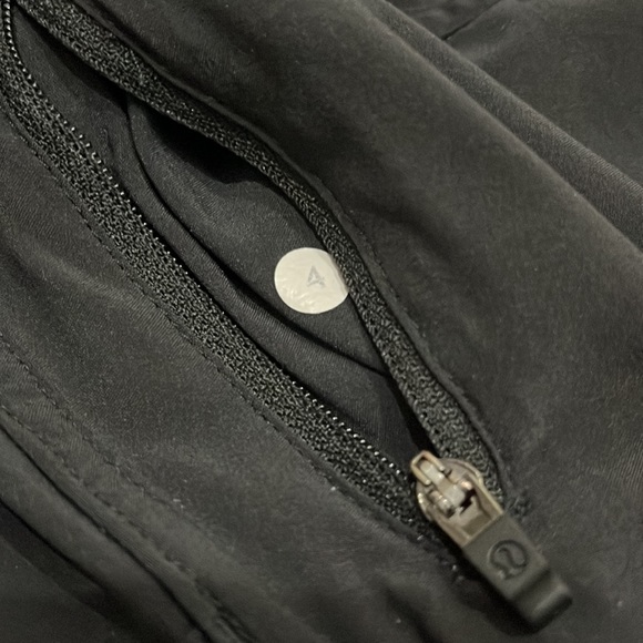 Lululemon Tracker Short ~ Black ~ Size 4 - Picture 5 of 6